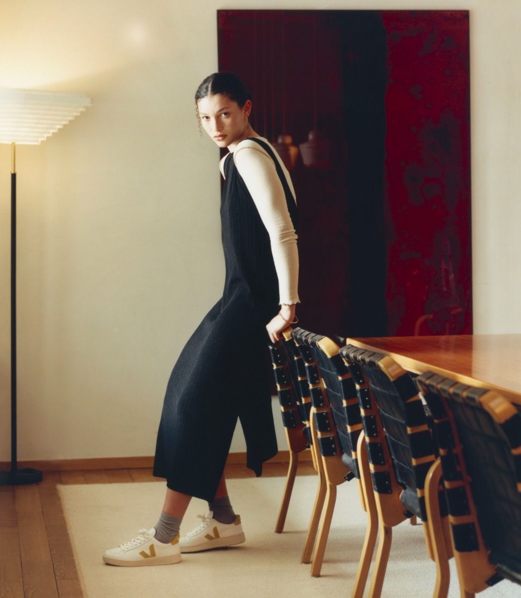 V-12 LEATHER EXTRA-WHITE LIQUOR